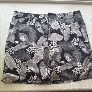 Croft & Barrow Black and White Leaf Pattern Skort